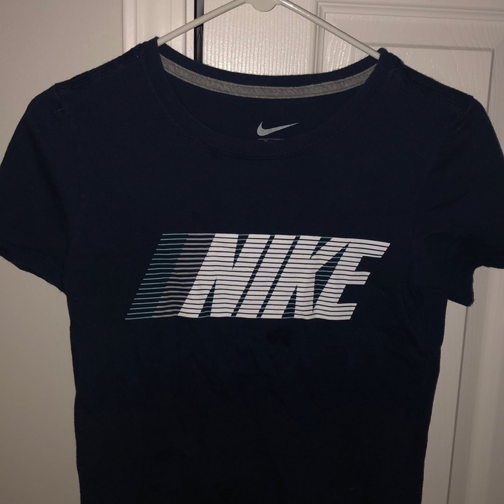 navy blue nike tee shirt